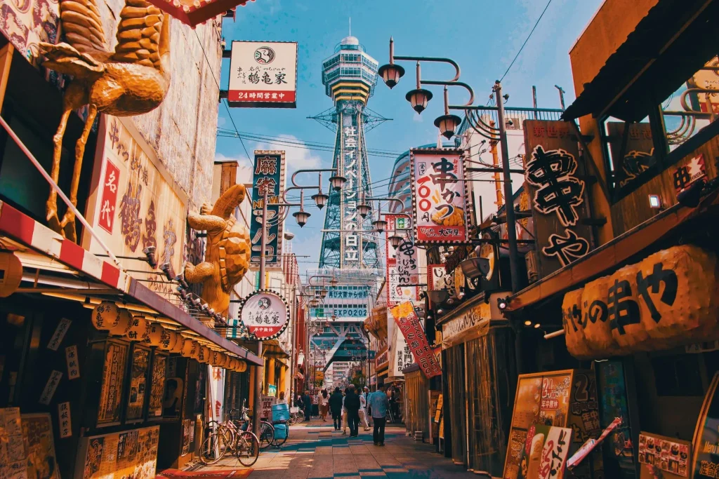 Pemandangan malam hari di distrik Dotonbori, Osaka, dengan papan reklame Glico yang ikonik.