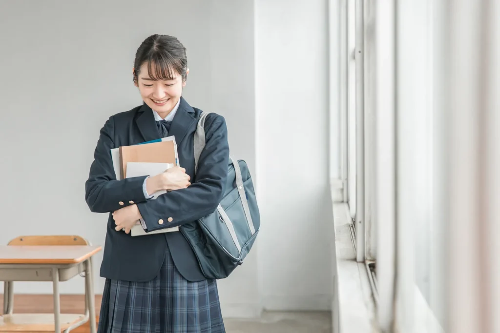 Beberapa siswi SMA Jepang sedang berjalan bersama dengan seragam mereka.