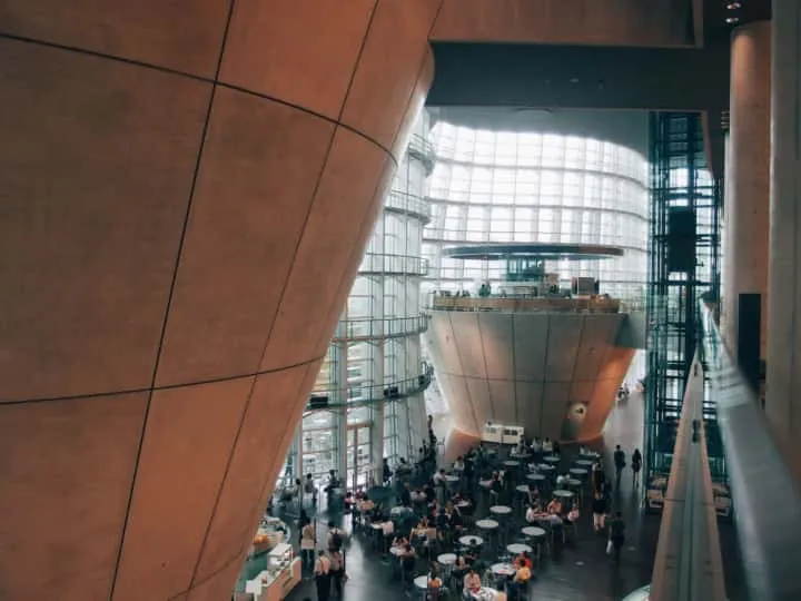Interior The National Art Center, Tokyo, with kerucut beton raksasanya.