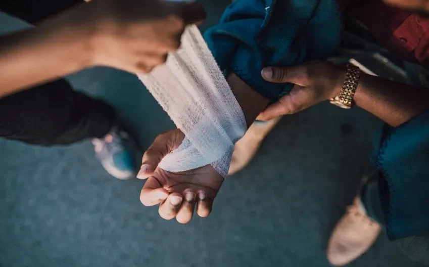 වෛද්යවරයෙක් රෝගියෙකු පරීක්ෂා කරයි.