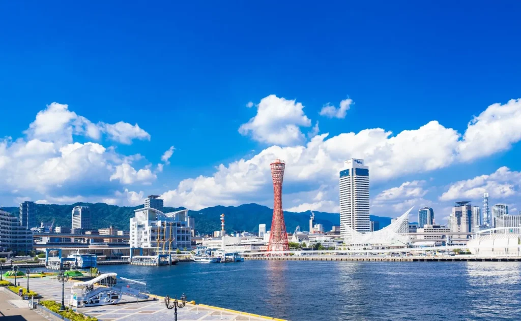 Kobe Port Tower සමඟ Kobe වරායේ රාත්‍රී දර්ශනය.