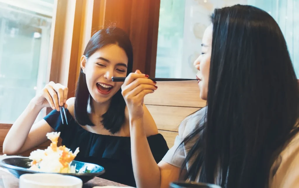 පටි මත සපයන ලද yakiniku ආහාර.