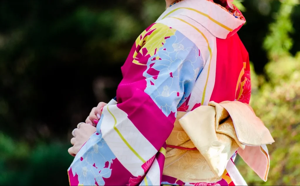 Berbagai macam aksesori kimono seperti obi, kanzashi, dan geta.
