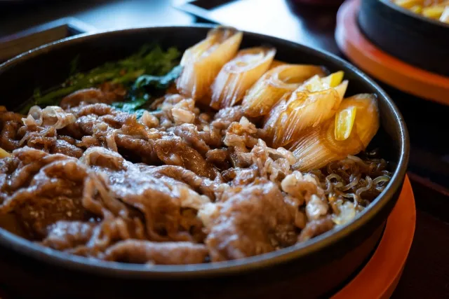 Berbagai macam hidangan ikonik Jepang seperti sushi, ramen, dan tempura.