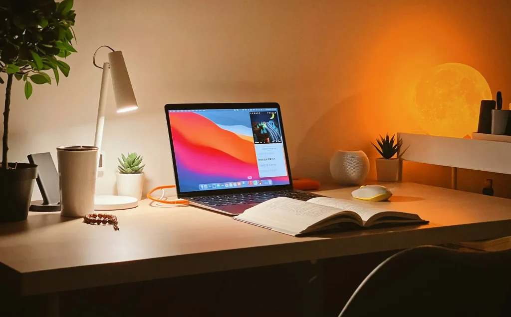 Seseorang sedang belajar bahasa Jepang dengan laptop